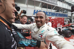 Il vincitore della gara Lewis Hamilton, Mercedes AMG F1, festeggia nel parco chiuso con il suo team