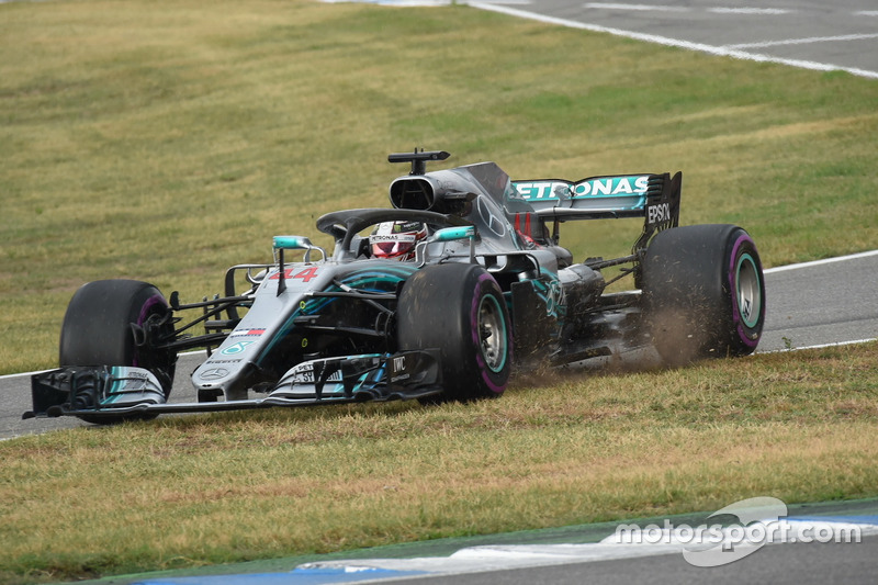 Lewis Hamilton, Mercedes-AMG F1 W09 passe dans l'herbe à l'entrée des stands