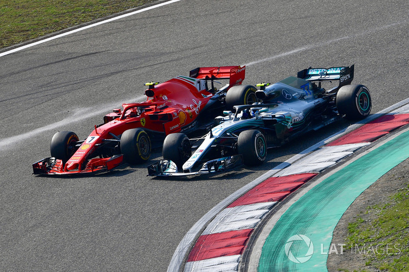 Kimi Raikkonen, Ferrari SF71H et Valtteri Bottas, Mercedes-AMG F1 W09 EQ Power+ en bataille