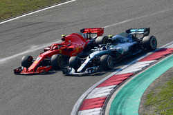 Kimi Raikkonen, Ferrari SF71H ve Valtteri Bottas, Mercedes-AMG F1 W09 EQ Power+