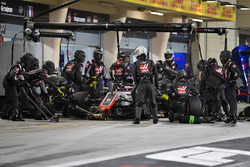 Romain Grosjean, Haas F1 Team VF-18 s'arrête au stand