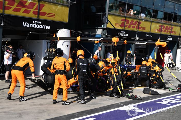 Fernando Alonso, McLaren MCL33 pit stop