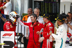 Sebastian Vettel, Ferrari, Inaki Rueda, estratega de Ferrari, Kimi Raikkonen, Ferrari, y Lewis Hamilton, Mercedes AMG F1
