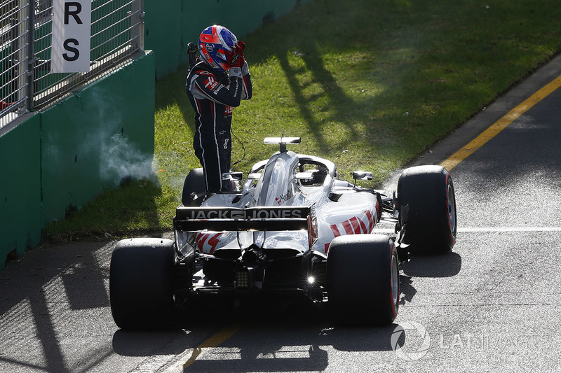 Romain Grosjean, Haas F1 Team VF-18 Ferrari, jumps out of his car and retires from the race