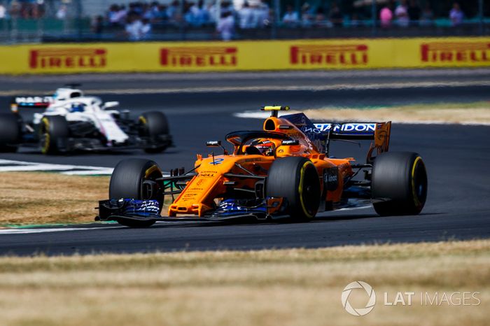 Stoffel Vandoorne, McLaren MCL33, y Lance Stroll, Williams FW41