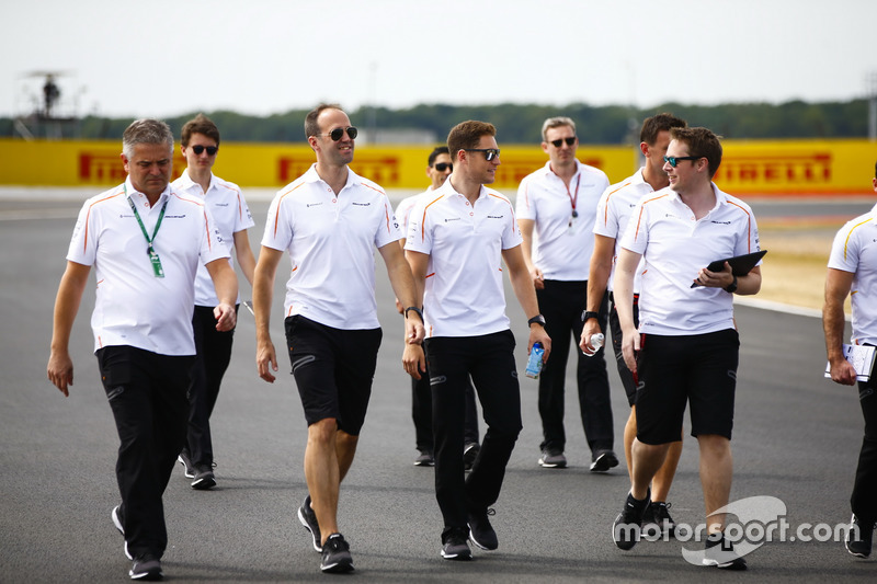 Stoffel Vandoorne, McLaren, parcourt la piste à pied avec son équipe, dont le nouveau directeur sportif, Gil de Ferran