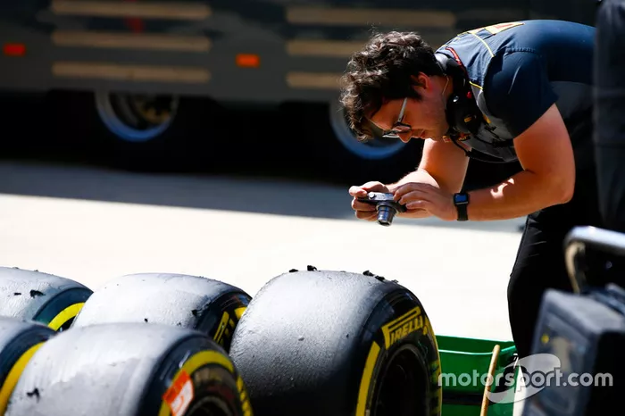 Un ingénieur Pirelli photographie des pneus
