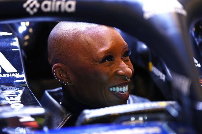 Cynthia Erivo en la cabina del Williams de F1 