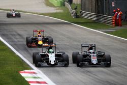 Nico Hulkenberg, Sahara Force India F1 VJM09 y Fernando Alonso, McLaren MP4-31
