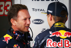 (De izquierda a derecha): Christian Horner, jefe de equipo del Red Bull Racing, con Max Verstappen,