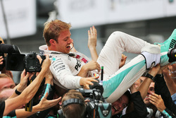 Race winner Nico Rosberg, Mercedes AMG F1 celebrates with the team in parc ferme