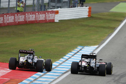Zweikampf: Fernando Alonso, McLaren MP4-31; Sergio Perez, Sahara Force India F1 VJM09