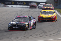Denny Hamlin, Joe Gibbs Racing, Toyota; Joey Logano, Team Penske, Ford