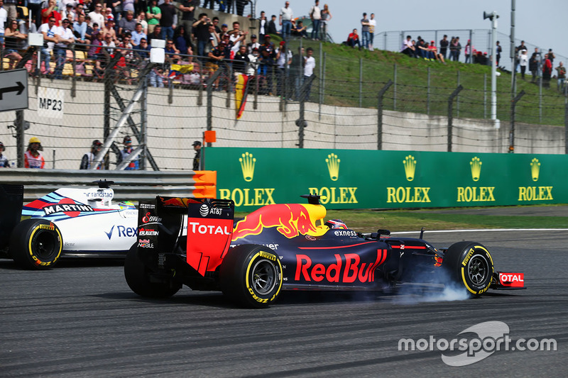 Daniil Kvyat, Red Bull Racing RB12 and Felipe Massa, Williams FW38  battle for position