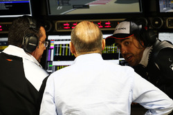Eric Boullier, Director de carreras de McLaren, Ron Dennis, Presidente Ejecutivo de McLaren y Fernan