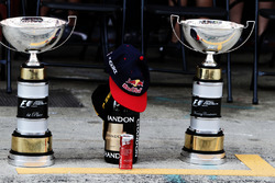 Трофеи для победителя гонки - Макса Ферстаппена, Red Bull Racing