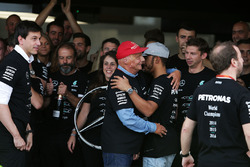 Lewis Hamilton, Mercedes AMG F1 feiert den Konstrukteurstitel mit Niki Lauda, Mercedes-Aufsichtsrats