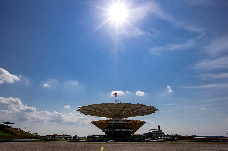 Um dos grandes desafios é climático: geralmente faz muito calor em Sepang, com alta umidade do ar. Por outro lado, o risco de chuva sempre é muito grande na região. Então, é bom ficar de olho!