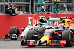 Нико Росберг, Mercedes AMG F1 W07 Hybrid, и Макс Ферстаппен, Red Bull Racing RB12
