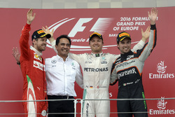 Sebastian Vettel, Ferrari, segundo; Nico Rosberg, Mercedes AMG F1, ganador; Sergio Pérez, Sahara For