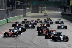 Nico Rosberg, Mercedes AMG F1 W07 Hybrid, vor Daniel Ricciardo, Red Bull Racing RB12