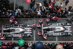 #1 Porsche Team Porsche 919 Hybrid dan #2 Porsche Team Porsche 919 Hybrid