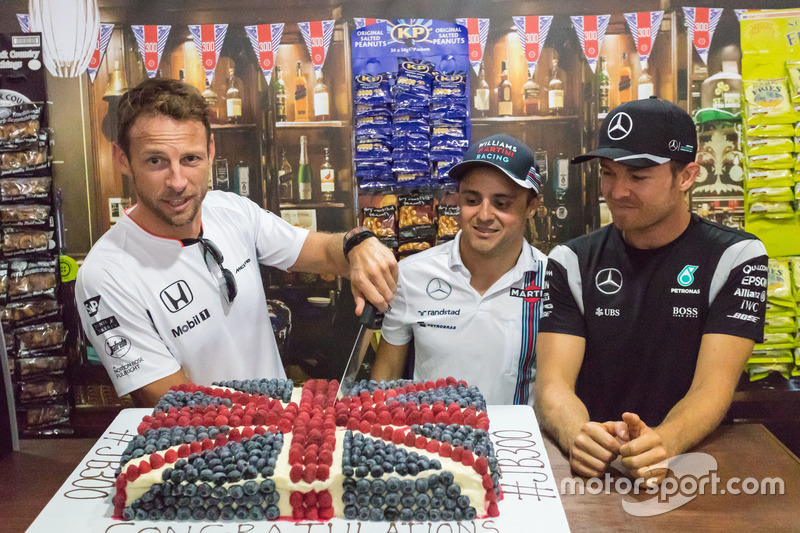 Jenson Button,Felipe Massa,Nico Rosberg celebran los 300 GP de Button con un pastel