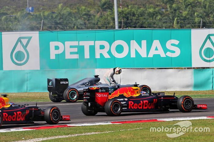 Lewis Hamilton, Mercedes AMG F1 W07 Hybrid retirado de la carrera por problemas con el motor, y es pasado por Daniel Ricciardo, Red Bull Racing RB12 y Max Verstappen, Red Bull Racing RB12