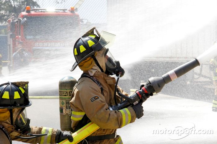 Bomberos practican en un ensayo previo al GP de México