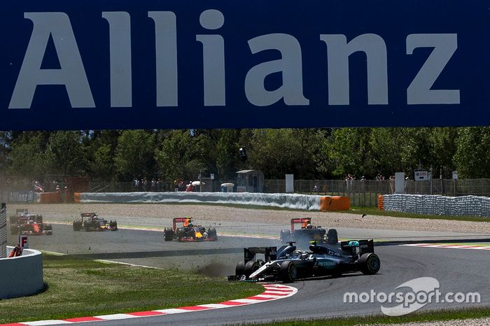 Lewis Hamilton, Mercedes AMG F1 W07 Hybrid y Nico Rosberg, Mercedes AMG F1 W07 Hybrid chocan en la primera vuelta de la carrera