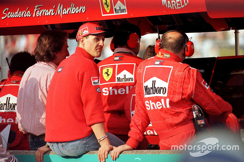 Den Rest des Rennens verfolgt Schumacher am Kommandostand und sieht, ...