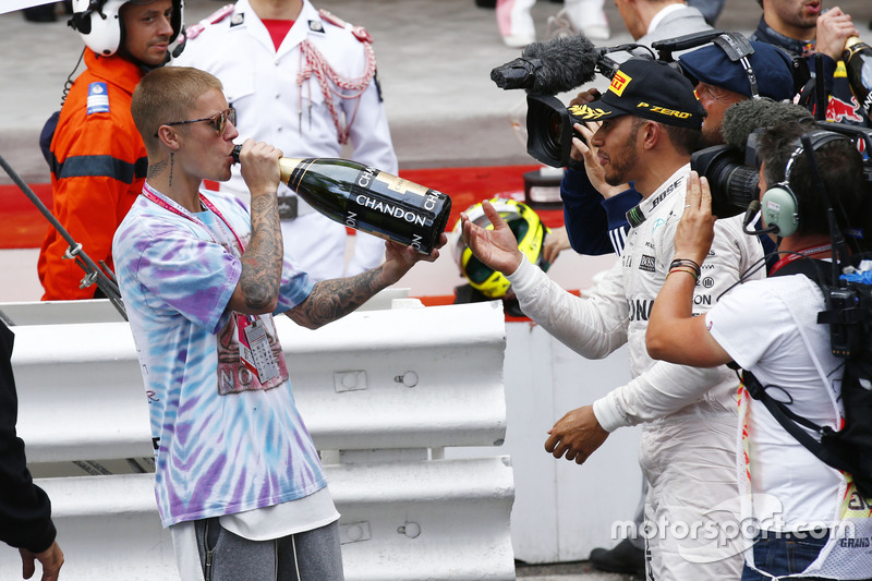 Ganador de la carrera Lewis Hamilton, Mercedes AMG F1 celebra con Justin Bieber, en el podio