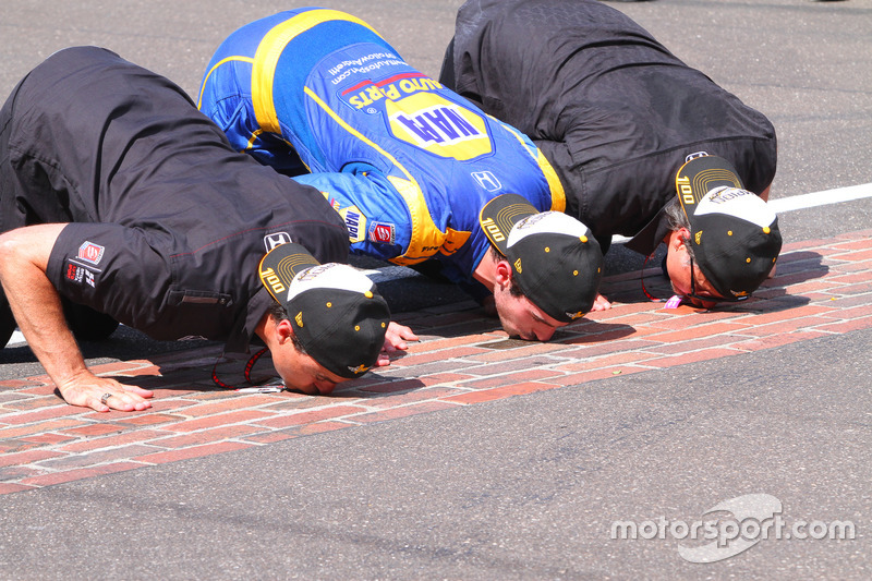 Sieger Alexander Rossi, Herta - Andretti Autosport, Honda, mit Michael Andretti und Bryan Herta