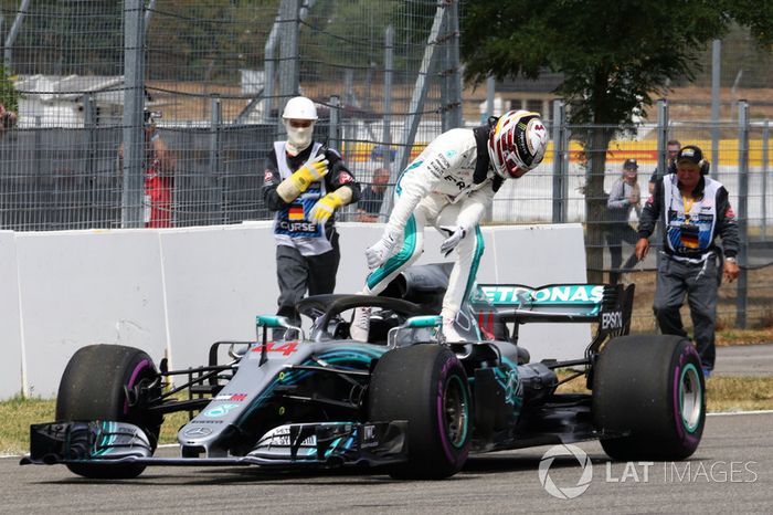 Lewis Hamilton, Mercedes-AMG F1 W09, se detiene en pista