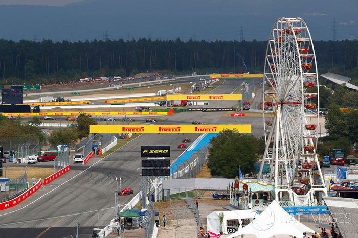 Acción del inicio, Sebastian Vettel, Ferrari SF71H, por delante de Valtteri Bottas, Mercedes AMG F1 W09, Kimi Raikkonen, Ferrari SF71H, Max Verstappen, Red Bull Racing RB14