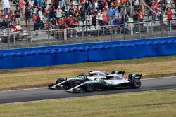 Il vincitore della gara Lewis Hamilton, Mercedes-AMG F1 W09 e Valtteri Bottas, Mercedes-AMG F1 W09, festeggiano alla fine della gara