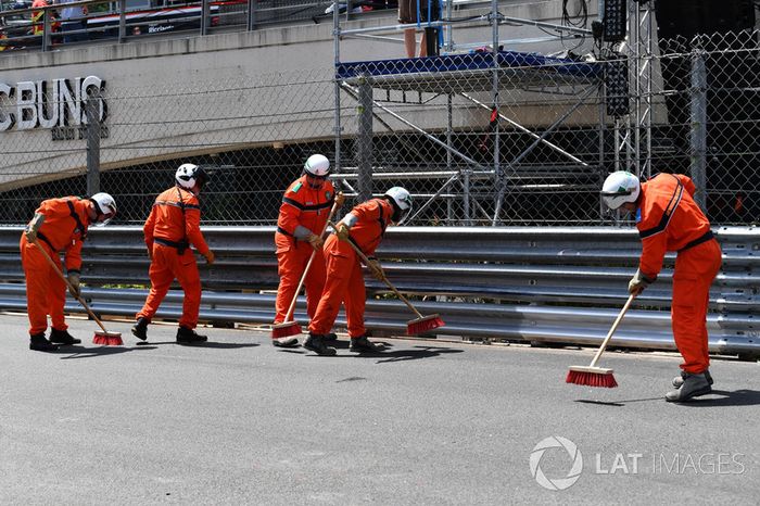 Comisario limpian la pista después del accidente de Max Verstappen, Red Bull Racing RB14