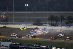 Kurt Busch, Stewart-Haas Racing Ford, Ricky Stenhouse Jr., Roush Fenway Racing Ford, Brendan Gaughan, Beard Motorsports Chevrolet, wreck