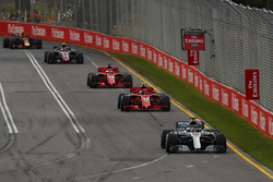 Lewis Hamilton, Mercedes AMG F1 W09, devant Kimi Raikkonen, Ferrari SF71H, Sebastian Vettel, Ferrari SF71H, Kevin Magnussen, Haas F1 Team VF-18 Ferrari, et Max Verstappen, Red Bull Racing RB14 Tag Heuer