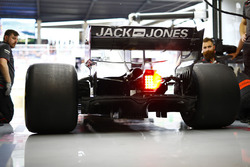 Haas mechanics at work on the Kevin Magnussen Haas F1 Team VF-18