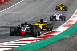 Кевін Магнуссен, Haas F1 Team VF-18, попереду суперників