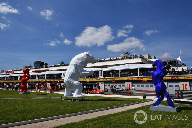 Une sculpture dans les stands