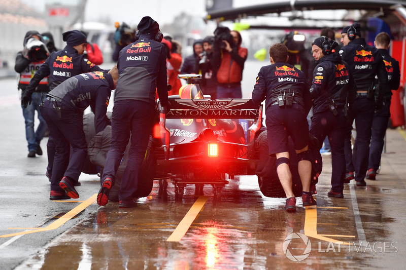 Механики Red Bull Racing и RB14 Даниэля Риккардо