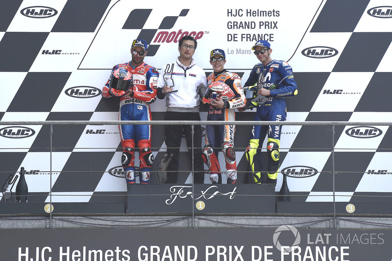 Podium: segundo, Danilo Petrucci, Pramac Racing, ganador, Marc Marquez, Repsol Honda Team, tercero, Valentino Rossi, Yamaha Factory Racing