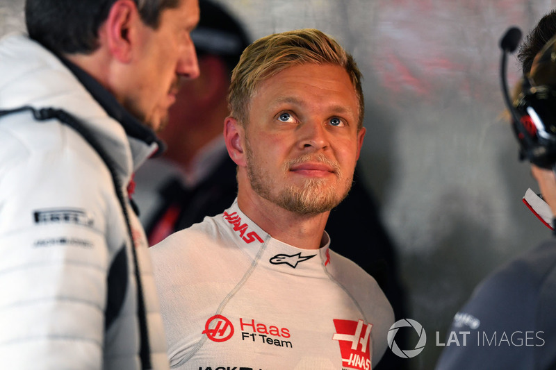 Guenther Steiner, Haas F1 Team Principal, Kevin Magnussen, Haas F1