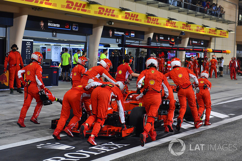 La voiture de Kimi Raikkonen, Ferrari SF71H est ramenée au stand