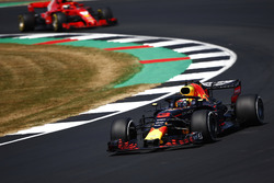 Daniel Ricciardo, Red Bull Racing RB14, Kimi Raikkonen, Ferrari SF71H