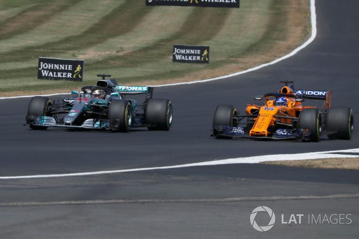 Lewis Hamilton, Mercedes-AMG F1 W09 pasa a Fernando Alonso, McLaren MCL33
