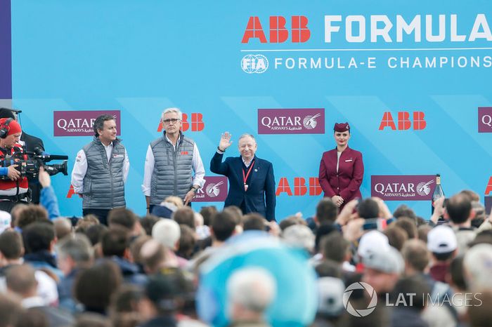 Alejandro Agag, CEO de Formula E, Jean Todt, presidente de la FIA, en el podio
