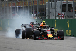 L'incidente tra Max Verstappen, Red Bull Racing RB14 e Daniel Ricciardo, Red Bull Racing RB14